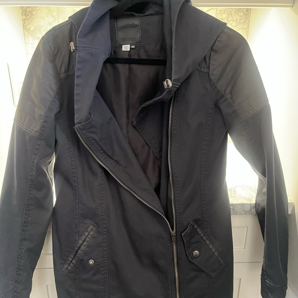 Jacket size XS but can fit M - Picture 3 of 4